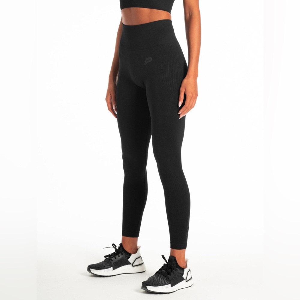 Pursue Fitness | ADAPT Seamless Leggings
Blackout | Size Small